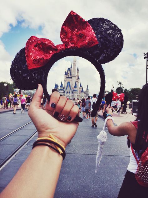 #MagicKingdom Family Pictures At Disney World, Magic Kingdom Poses Ideas, Poses For Disneyland, Magic Kingdom Poses, Magic Kingdom Picture Ideas, Disney Instagram Post Ideas, Disneyland Paris Pictures, Disneyland Photo Ideas Instagram, Disneyland Paris Photo Ideas