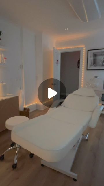 Lena laser clinic on Instagram: "Our Spa room at @lena.beautylounge is a safe and calming space for YOU🧖‍♀️ We all deserve a fall break, start the season with a relaxing face massage!🌸  Book Today🩷 Link in bio☝🏻  #laserhairremoval #skincare #laser #beautysalon #nailart #beauty #laserclinic #laseraurora #laserhairremovalaurora #salonaurora💎 #beautysalonaurora #smoothskin" Spa Room At Home Ideas, In Home Spa Room Ideas, Small Massage Room Ideas, Facial Room Ideas Estheticians, Massage Room Ideas, Skincare Laser, Spa Room Ideas Estheticians, Spa Room Ideas, Laser Clinic