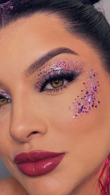 Make Glitter Carnaval, Glitter Face Makeup Festival, Glitter Bar Ideas, Face Glitter Ideas, Make Up Carnaval, Glitter On Face, Glitter Makeup Festival, Glitter No Rosto, Face Glitter Makeup