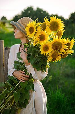 Sunflower Photography, Large Bouquet, Sunflower Bouquets, Holding Flowers, French Countryside, Arte Pop, Flower Farm, English Garden, Cut Flowers