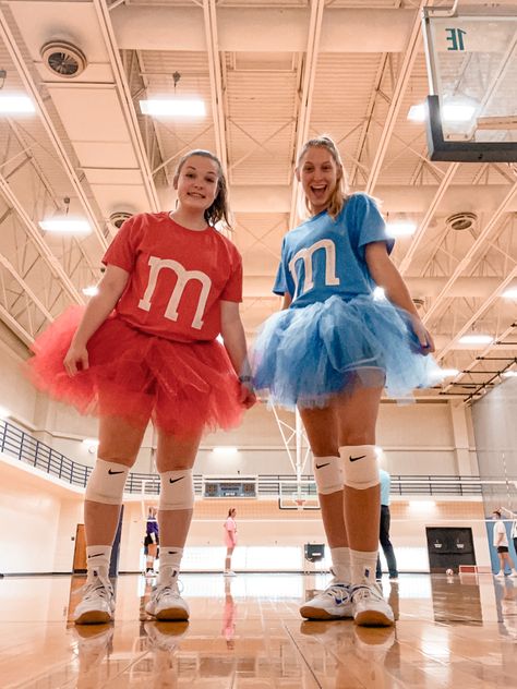 Cute Halloween Costume Ideas One Person, Twining Outfits Best Friends Halloween, Halloween Costumes Teen Girls Dou, Practice Halloween Costumes, Simple Halloween Costumes 2 People, Quick Duo Halloween Costumes, Halloween Costumes Duo Not Basic, Preppy Group Costumes, Easy 2 People Halloween Costumes