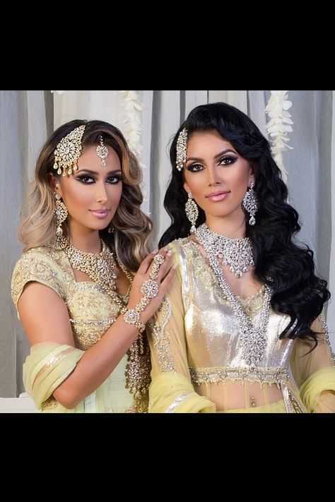 Love the white and gold jewelry and lengths combo. Love the side tikka! Side Tikka Hairstyles, Side Tikka Jewelry, Nikkah Hair, Tikka Hairstyle, Side Tikka, Hairstyles For Gowns, Desi Wedding Dresses, Clothing Art, Side Hairstyles