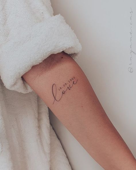 Wedding Date Tattoos, Small Name Tattoo, Thigh Piece Tattoos, Name Tattoos For Moms, Tato Minimal, Date Tattoos, Flower Wrist Tattoos, Money Tattoo, Mom Tattoo Designs