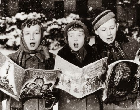 Three young carol singers give their rendering of a Christmas song in the falling snow. (Photo by Keystone/Getty Images). 1957 vintage everyday Vintage Christmas Photos, Classic Christmas Movies, Christmas Carols, Old Christmas, Old Fashioned Christmas, Christmas Past, Christmas Memory, Christmas Song, Christmas Images