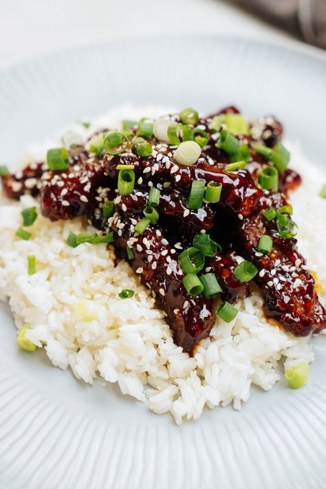 Crispy Sesame Beef - Lauren's Latest Sesame Beef, Honey Sesame, Gluten Free Chili, Chinese Takeout, Supper Ideas, Beef Recipe, Sirloin Steaks, Picnic Foods, Chili Sauce