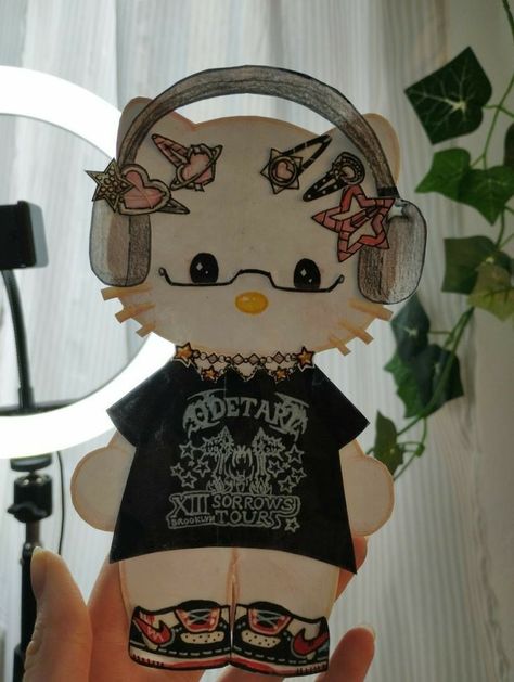 Stil Emo, Diy Hello Kitty, Paper Clothes, Paper Dogs, Hello Kitty Crafts, Paper Dolls Diy, Hello Kitty Clothes, Paper Doll Template, Hello Kitty Drawing