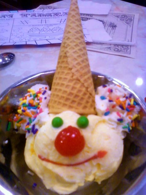 Clown Sundae.. Served a lot of these as a Farrells' waitress at the Woodfield Mall. Clown Ice Cream, A Clown, Ice Cream Cake, Ice Cream Cone, Cream Cake, Childhood Memories, Sprinkles, Ice Cream, Cream