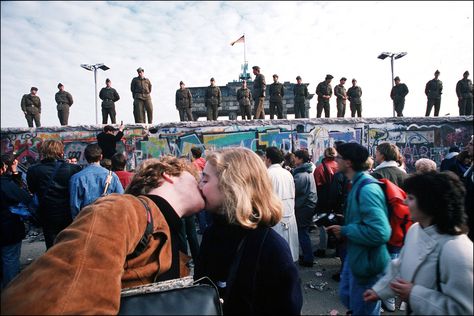 Sometimes a kiss is worth the history books. This young couple kissing before the fall of the Berlin Wall in 1989 Fall Of Berlin Wall, Lise Sarfati, Berlin Wall Fall, The Berlin Wall, Before The Fall, West Berlin, East Berlin, Couple Kissing, Historia Universal