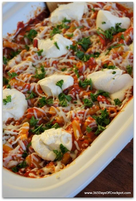 Baked Ziti with pepperoni made easy in the slow cooker Pasta Pepperoni, Cheesy Baked Ziti, Slow Cooker Baked Ziti, Slow Cooker Pasta Recipes, Slow Cooker Baking, Yummy Pasta, Pasta Meals, Best Crockpot Recipes, Slow Cooker Pasta