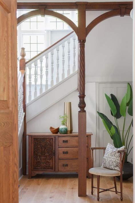 Hallway and Medium Hardwood Floor The designers/owners kept the home's original Arts and Crafts style posts. English Arts And Crafts, Arts And Crafts Interior Design, Arts And Crafts Home, Arts And Crafts Interiors, Arts And Crafts House, Easy Arts And Crafts, Art And Craft Design, Contemporary Chairs, English Art