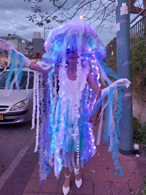 Adult Jellyfish Costume, Jelly Fish Umbrella Costume, Jelly Fish Umbrellas, Jellyfish Halloween Costume Diy, Halloween Costumes Jelly Fish, Jellyfish Hat Costume, Jellyfish Diy Costume, Jelly Fish Outfits, Jellyfish Headpiece