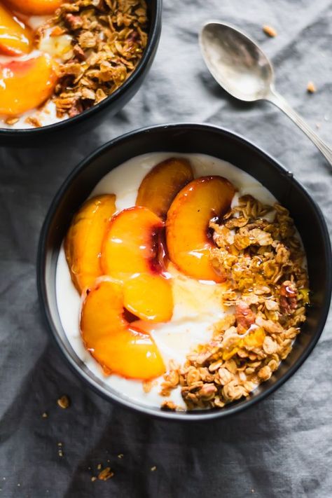 Peach Crisp Yogurt Bowls - Made with creamy vanilla yogurt, homemade maple granola, and juicy roasted peaches. Enjoy this for breakfast or a lightened-up dessert! #breakfast #peaches #summer #summerrecipes #breakfastrecipe #fruit #healthy #dessert #healthydessert #healthytreat | bluebowlrecipes.com Homemade Maple Granola, Yogurt Homemade, Roasted Peaches, Maple Granola, Yogurt Bowls, Oreo Fudge, Peach Crisp, Idee Pasto, Yogurt Bowl