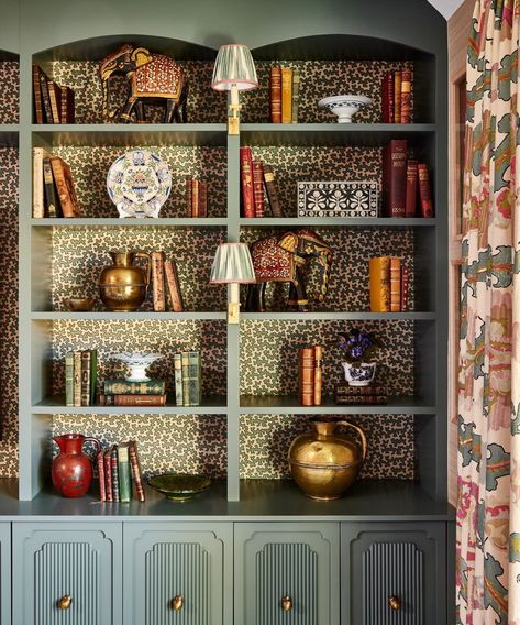 'We love to cover the backs of our bookcases in a small-scale wallpaper to make them pop and add interest: this is particularly effective if you don't have a huge collection of books as it doesn't matter if the bookcase is full or not,' explains @elizabethhaydesign. We always love to have some cute little library bookcase lights with shades which adds further detail and soft lighting in the evenings.' . Photography by @mkisiday . See more bookshelf styling tips at the link in bio. . #homesand... Black Bookshelf With Wallpaper Backing, Painted Bookcase With Wallpaper, Wallpaper In Bookcase, Built In With Wallpaper Back, Bookcases With Wallpaper Backs, Wallpaper Behind Bookshelves, Wallpaper Backed Bookcases, Built Ins With Wallpaper Backing, Wallpaper In Bookshelves