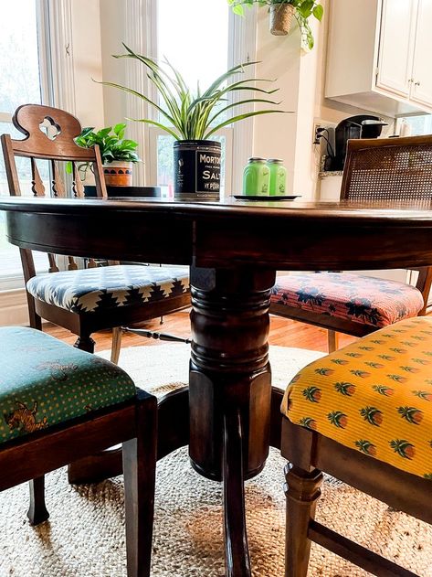 Kitchen table with mismatched upholstered chairs. Mix And Match Dining Chairs, Mix Match Dining Chairs, Mismatched Kitchen, Space Breakfast, Eclectic Dining Chairs, Mix Match Chairs, Mix And Match Dining Room, Fabric Kitchen Chairs, Cozy Eclectic