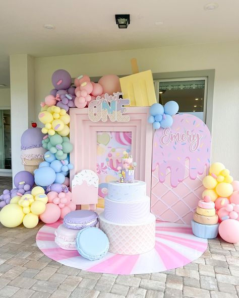 Emery’s Sweet One 🍭🍦🍬🍰 #sweetonetheme #sweetonebirthday #sweetonethemedbirthday #sweetonethemedparty #sweetonethemecake #sweetonebackdrop #sweetoneballoons #sweetoneballoongarland #sweetonebirthdayparty #sweetonebirthdaydecor #sweetonedecoration #icecream #icecreamtheme Ice Cream Set Up Party Ideas, Sweet One First Birthday Balloon Arch, Cake Party Decorations, Pastel Sweet One Birthday, Sweet Caroline Birthday Theme, Candy Land First Birthday Party, Candyland First Birthday Party Girl, Sweet One Birthday Theme Decorations, One Sweet Girl Birthday Party