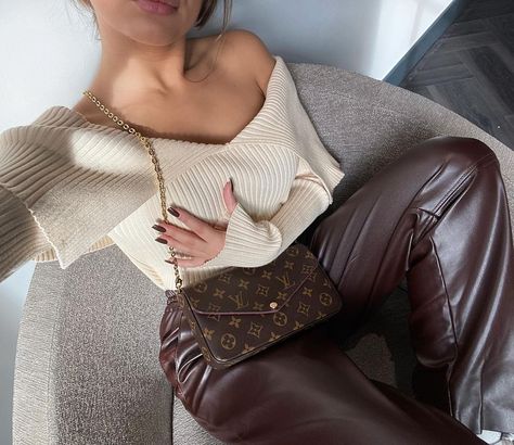 Lv Purse Outfit, Lv Bag Outfit, Low Rise Skirt Outfit, Night Out Outfit Summer, Summer Date Night Outfit, Vuitton Outfit, Model Off Duty Outfits, Ootd Idea, Louis Vuitton Outfit