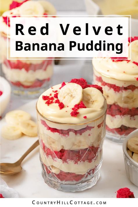 Red Velvet Banana Pudding, Strawberry Banana Pudding Recipe, Red Velvet Pudding, Dessert Shooters Recipes, Red Velvet Cupcakes Recipe, Banana Pudding Desserts, Sliced Banana, Banana Treats, Strawberry Crunch