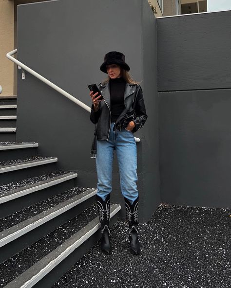 Cowboy Hat Outfit Woman, Outfit Mom Jeans, Style Inspiration Trendy, Black Leather Jacket Outfit, Bucket Hat Outfit, Fuzzy Bucket Hat, Classy Street Style, Mom Jeans Style, Modern Cowgirl