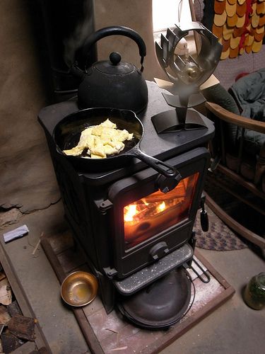 Cooking Artichokes, Small Wood Burning Stove, Antique Wood Stove, Wood Burning Cook Stove, Tiny Wood Stove, Old Stove, Wood Stove Cooking, Wood Heat, Wood Stove Fireplace