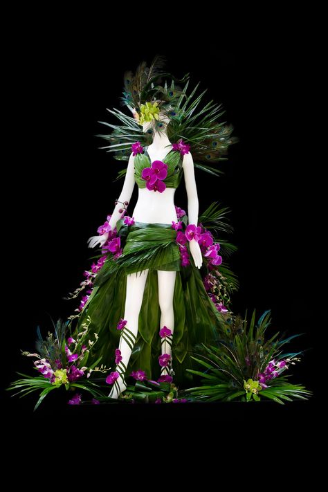 Fleur De Villes sponsors floral competitions in Canada using mannequins as a canvas. If you want mannequins for your floral event in the US - call Mannequin Madness. Flower Boutique, Flower Arrangement, Flower Shop, Lotus Flower, Florist, Flower Arrangements, Lotus, Coco, This Is Us