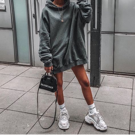 Yeezy Fashion, Yeezy Outfit, Big Hoodies, Shoes Balenciaga, Robes Glamour, Girl Crush Fashion, Balenciaga Shoes, Looks Street Style, Outfit Trends