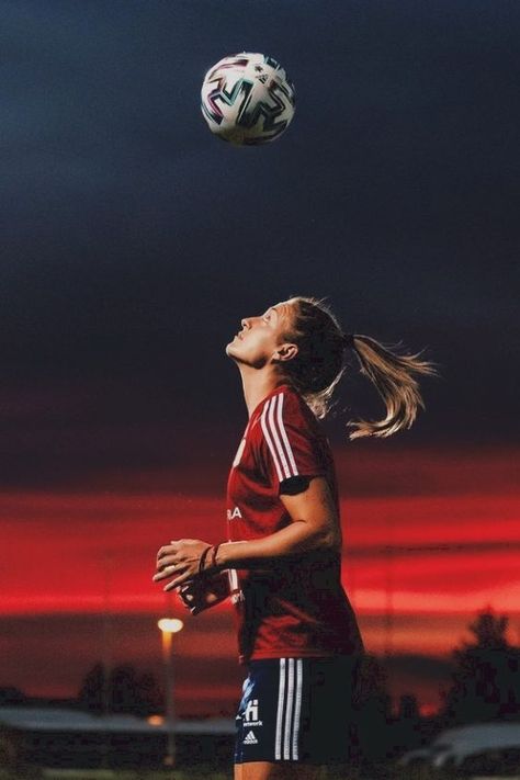 Worldmoz Football Wallpaper Soccer Photography Poses, Idee Username, Girl Playing Soccer, Soccer Poses, Couple Girls, Soccer Photography, Girls Football, Soccer Inspiration, Endurance Workout