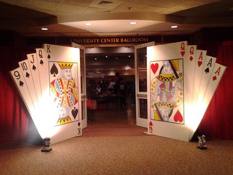 Casino Night Entrance, Casino Photo Backdrop, Casino Entrance Design, Casino Room Decor, Las Vegas Prom Theme Decoration, Card Party Decoration Ideas, Corporate Casino Night, Las Vegas Casino Prom Theme, Casino Prom Decorations