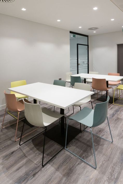 Easy Office Lunch, Office Break Room Ideas, Office Kitchen Break Room, Office Lunch Room, Office Kitchens, Colour Furniture, University Cafeteria, Break Area, Office Canteen