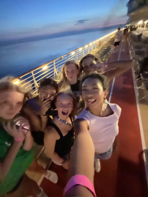 Cruise Friend Group, Cruise Life Aesthetic, Cruise Teen Club, Cruise Bucket List, Cruise Aesthetic Pics, Cruise Inspo Pics, Cruise Picture Ideas, Cruise With Friends, Cruise Friends