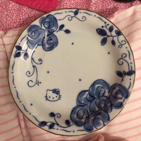 Cute Small Ceramic Hello Kitty Plate With Blue Floral Design. Comes In Original Box. Hello Kitty Plate, Sanrio Kitchen, Heart Shaped Vase, Hipster Drawings, Cute Designs To Draw, Diy Pottery Painting, Color Me Mine, Blue Floral Design, Pottery Painting Designs