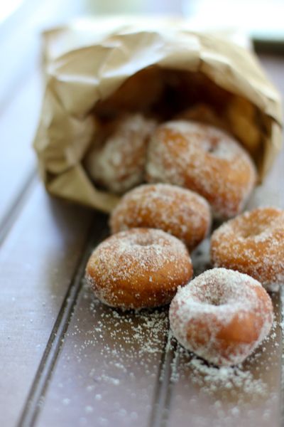 Mini Doughnuts Mini Doughnuts, Sugar Donut, Think Food, Deilig Mat, Donut Recipes, Artisan Bread, Cakepops, Beignets, Sweets Treats