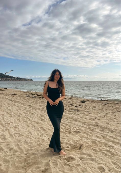 Long Dress On Beach, Maxi Dress Picture Ideas, Maxi Dress Photoshoot Poses, Beach Poses Dress Outfit, Summer Dress Poses Instagram, Beach Photoshoot Poses Dress, Beach Pictures In A Dress, Long Dress Instagram Pictures, Pose Ideas Long Dress