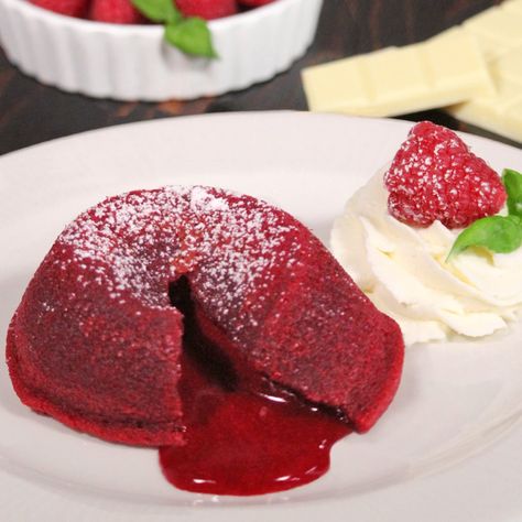 Red Velvet Lava Cake Recipe, Red Velvet Lava Cake, Valentines Day Recipes, Molten Lava Cakes Recipe, Lava Cake Recipe, Molten Lava Cake, Perfect Christmas Dessert, Molten Cake, Lava Cake Recipes