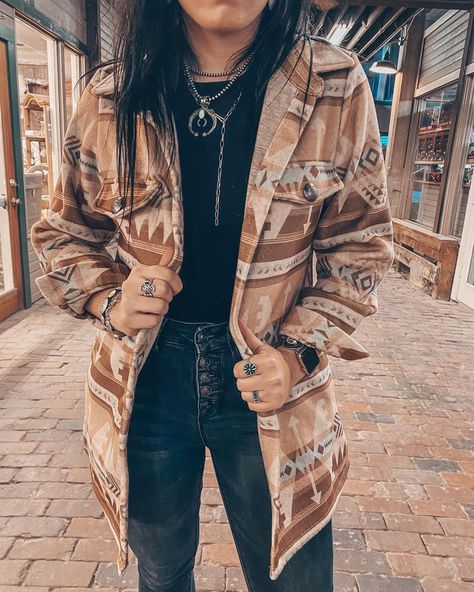 Sassy Pantz Boutique ➵ on Instagram: “Check out the website for the newly restocked Nacogdoches jacket! Perfect for these cold Texas nights during this rodeo season!! 🤩🤠 • • •…” Cold Weather Outfits Punchy, Rodeo Clothes, Rodeo Fits, Country Fits, Cowgirl Jeans, Southern Outfits, Cute Country Outfits, Wardrobe Wishlist, Western Style Outfits