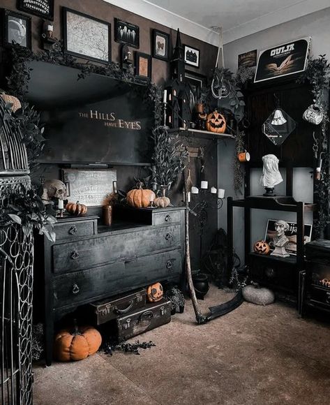 Goth House, Black Room Decor, Horror Room, Gothic Decor Bedroom, Halloween Decor Diy, Gothic Bedroom, Boho Goth, Dark Home Decor, Horror Decor