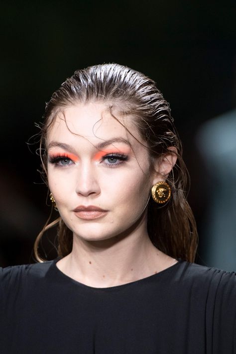 Versace Spring 2020 Fashion Show Details | The Impression Versace Hairstyle, Fashion Show Hairstyles, Versace Makeup, The Baroness, Milan Fashion Week Spring 2020, Show Makeup, Versace Runway, Gigi Style, Versace Spring