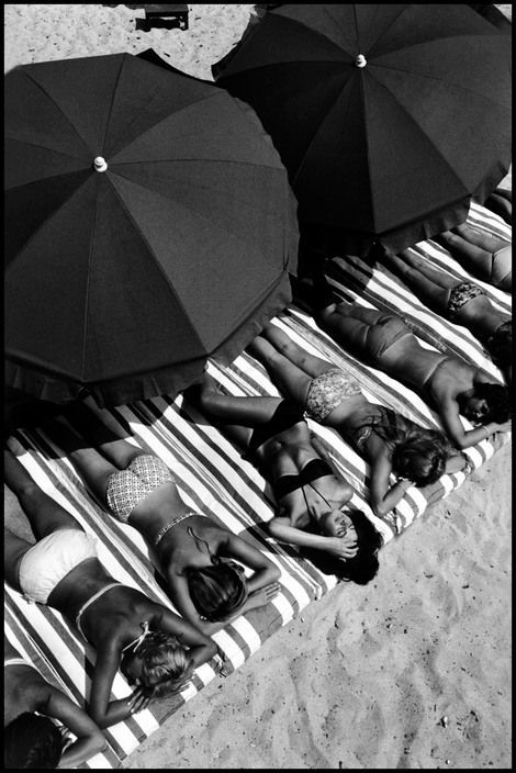 FRANCE. Provence-Alpes-Cote d'Azur region. Var department. Town of St. Tropez. 1959. © Elliott Erwitt. Magnum Photos. St Tropez France, Elliott Erwitt, Steve Mccurry, Henri Cartier Bresson, Managua, Today Pictures, Black And White Photograph, Under My Umbrella, Documentary Photographers