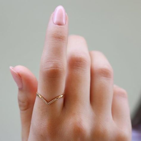 Year Rings Gold, Everyday Gold Ring, Finger Rings Designs Gold, Rings For Everyday Wear, V Rings Gold, Rings For Index Finger For Women, Cute Ring Designs, One Stone Rings Gold, Sinple Rings