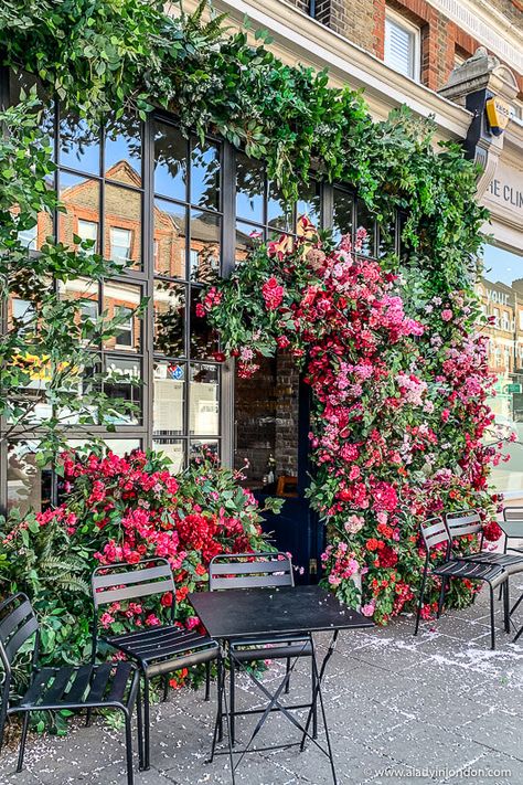 9 Pretty Cafes in London - You Have to See These Places Cute Cafes In London, London Cafe Interior, Garden Cafe Ideas, Cute Cafe Aesthetic, London Cafes, Cafe Exterior, Cafe London, Flower Cafe, London Cafe