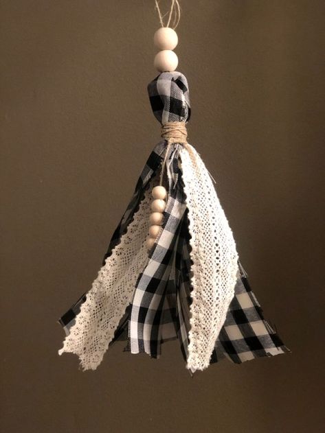 Learn how to make this beautiful tassel. Elegant way to dress up your china cabinet or door knobs. #tassels #tasselsandtastemakers #farmhousedecor #doorhanger #tasseldiy Whimsical Farmhouse, Tassels Tutorials, Fabric Tutu, Tassel Crafts, Doorknob Hangers, Door Hangers Diy, Hanger Diy, Wooden Bead Garland, Diy Tassel