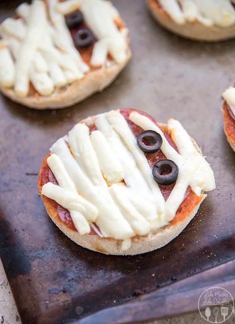 Muffin Base, Halloween Meal, Mummy Pizza, Snack Halloween, Halloween Fingerfood, Pizzas Recipe, Easy Halloween Party Food, English Muffin Pizza, Creepy Halloween Food