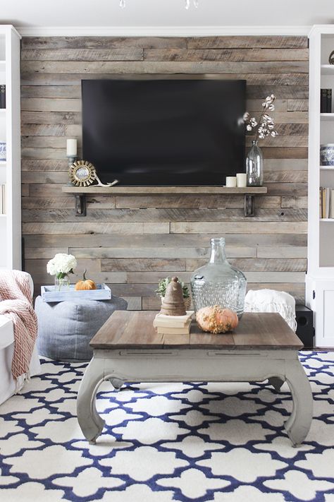 How to build a pallet accent wall with TV mounted on top. Link to tutorial show show to hide all wires plus safety tips on using the correct type of pallet. Pallet Wall Ideas, Pallet Accent Wall, Tv Fal, Diy Pallet Wall, Pallet Walls, White Shiplap Wall, Plank Walls, Fa Fal, Pallet Wall