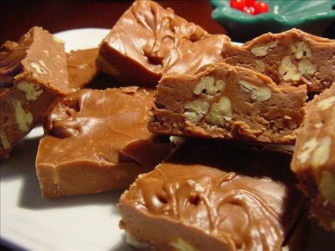 Southern Cooking: Read more at: http://www.food.com/recipe/paula-deens-5-minute-fudge-140261?oc=linkback 5 Minute Fudge, Divinity Candy, Paula Dean, Fudge Ingredients, Paula Deen Recipes, Recipes Chocolate, Holiday Goodies, Dessert Tray, Homemade Candies