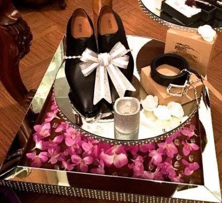 Eidi For Groom, Gifts Packing Ideas, Grooms Ideas, Wedding Packing, Gifts Packing, Wedding Gift Hampers, Trendy Wedding Favors, Wedding Trousseau, Trousseau Packing