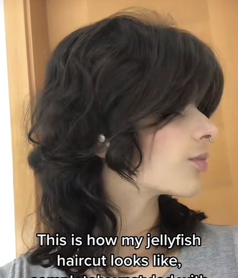 Jellyfish Haircut On Wavy Hair, Grown Out Jellyfish Haircut, Short Jellyfish Hair Curly, Jellyfish Haircut Thick Hair, Jellyfish Haircut On Curly Hair, Jellyfish Haircut Front View, Jellyfish Haircut Wavy, Shaggy Jellyfish Haircut, Curly Jellyfish Cut