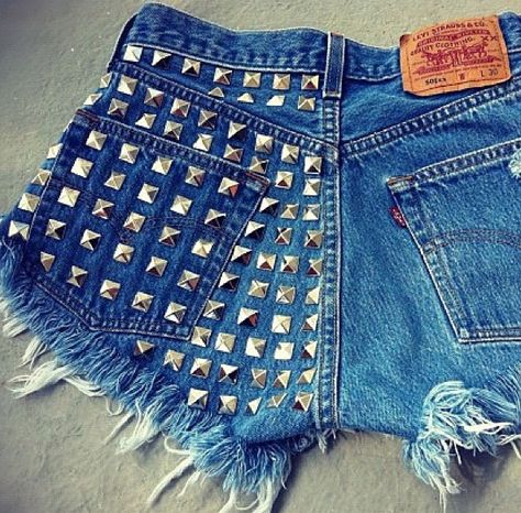 Levis, denim, jeans, shorts, hot pants, love, studs, borchie, studded, fashion, style, must #denim #studs Lolla Outfits, Indie Festival, 2010s Nostalgia, Studded Shorts, 2025 Fashion, Indie Sleaze, Party Rock, Digital Closet, Stockholm Style