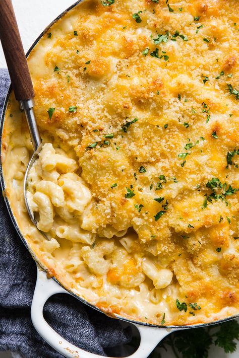 Classic Baked Macaroni and Cheese by The Modern Proper. This baked macaroni and cheese recipe is a throwback to a childhood classic with an extra cheesy, velvety sauce and all the crispy crusty parts everyone will fight over. Pasta Buffet, Makaroni Keju, Baked Mac And Cheese Recipe, Easy Mac And Cheese, Creamy Macaroni And Cheese, Modern Proper, Best Mac And Cheese, Creamy Mac And Cheese, Macaroni N Cheese Recipe