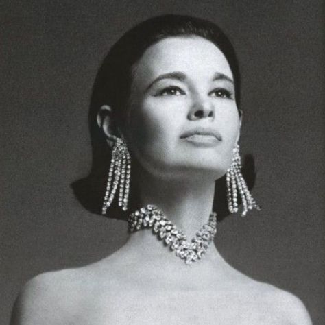 This incredible woman understood the brilliance of her own style & how to maximize her impact on the world of fashion, art & design - my… Francesco Scavullo, 20s Style, Lee Radziwill, Country Magazine, Diana Vreeland, 90's Fashion, Gloria Vanderbilt, Harper's Bazaar, White Photo