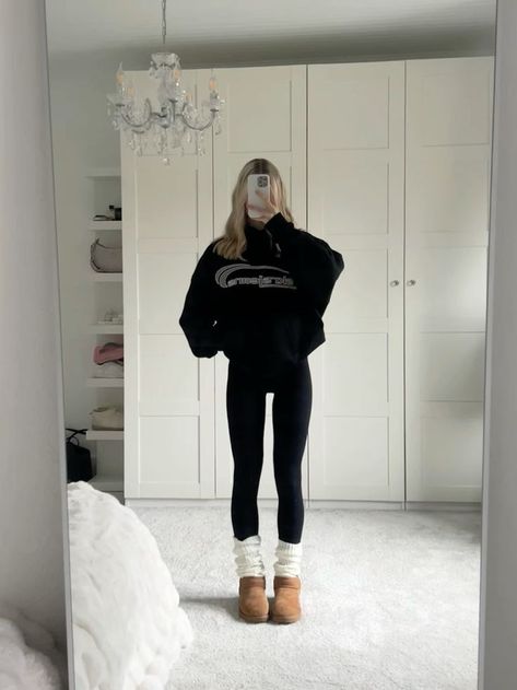 Casual outfit 🎵 Check more at https://beautyfashionideas.com/uncategorized/casual-outfit-%f0%9f%8e%b5/ Cute Winter Jackets Aesthetic, Simple Outfits With Leggings, Stockholm Outfits, Uggs Tasman, Amsterdam Outfit, Outfits Leggins, Outfit With Uggs, Uggs Outfits, Thanksgiving Outfits