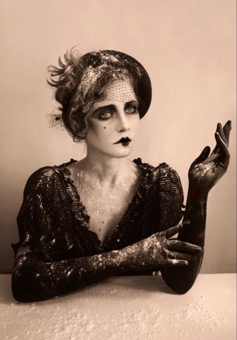 Victorian Makeup, 1920s Makeup, Dark Circus, Black And White Photograph, Vintage Makeup, Victorian Gothic, Dark Beauty, Cabaret, Vintage Beauty